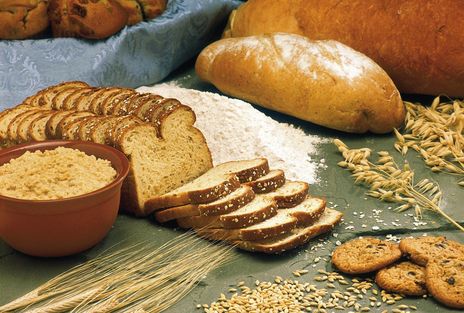 Brot, Mehl und Getreide auf einem Tisch