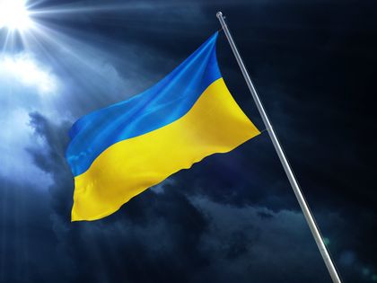 Ukrainische Flagge vor dunklem Himmel, Link zur Seite: Krieg in der Ukraine