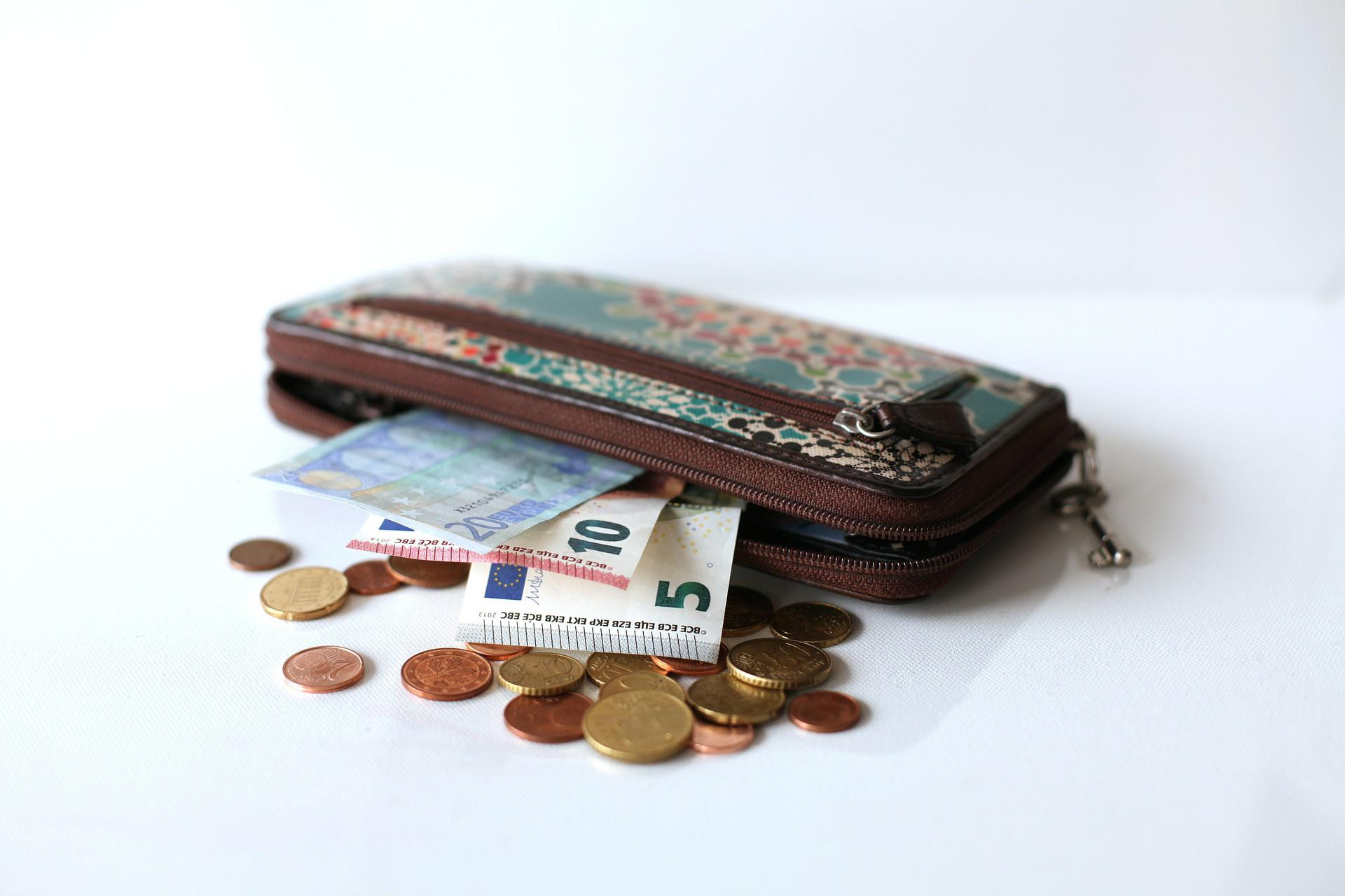 Portemonnaie mit einigen kleinen Euro-Scheinen und Münzen