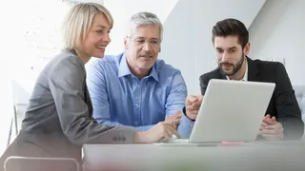 3 Personen bei einer Besprechung am Laptop