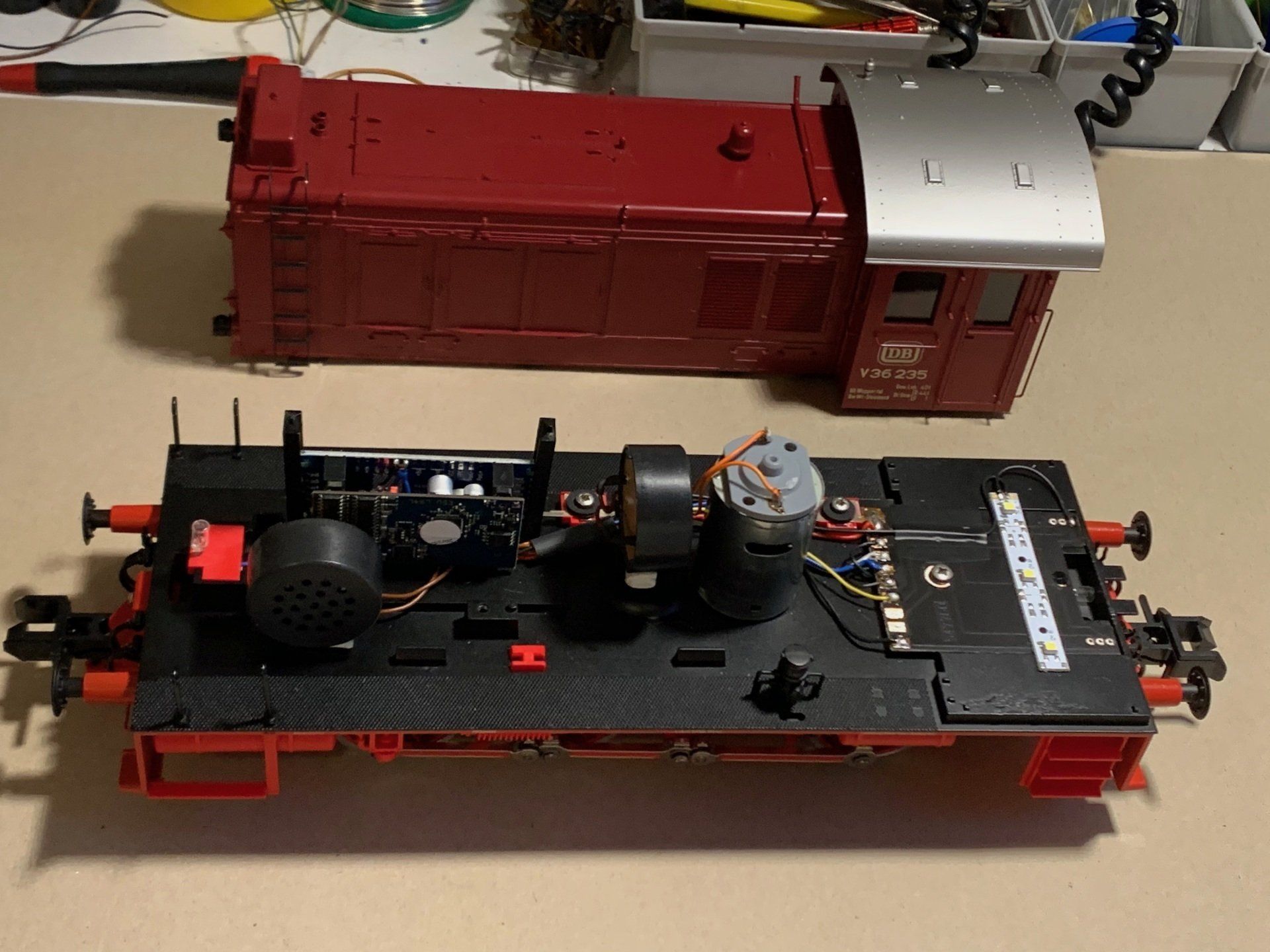 Spur 1 Märklin Diesellok V36, eingebaut wurde ein ESU LokSound L Decoder mit zwei Lautsprechern, Telexkupplung und Beleuchtung des Führerstands.