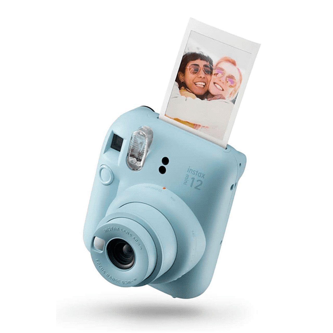 Cámara instantánea Fufjifilm Instax Mini 12 color Pastel Blue.
Ofrece excelentes imágenes instantáneas que caben en el bolso, la cartera o en marcos pequeños.
Diseño renovado, fotos más luminosas con exposición automática, ideal para primeros planos (visor con mayor precisión) y mejora de los selfies son solo algunas de las novedades y mejoras que encontrarás en la nueva Instax mini 12.
Especificaciones:
- Formato de impresión: 54x86 mm (tamaño imagen 46x62 mm).
- Tiempo de revelado 90 s (varía segun temperatura ambiente).
- ISO 800
- Control exposición automático.
- Corrección de paralaje para el modo primer plano.
- Disparo constante de flash, ajuste automático de la luz.
- Rango de flash efectivo: 0,3 a 2,2 m.
- Expulsión de la película: automático.
- Batería: dos pilas AA.
- Distancia focal: f = 66mm, 1:12.7.
- Rango disparo desde 0,3 metros.
- Modos disparo: estándar y primer plano.
- Dimensiones: 104x122x66,6 mm.
- Peso: 306 g (sin pilas).