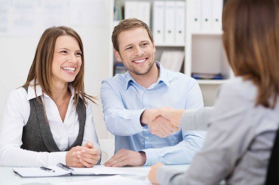 femme et homme professionnels serrent main femme tailleur
