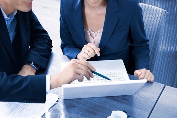 femme homme professionnels discutent devant ordinateur