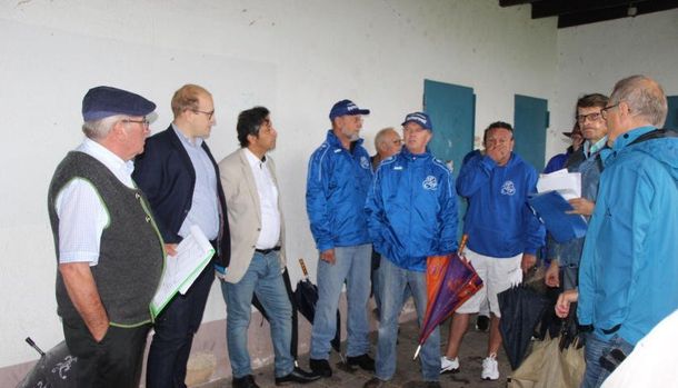 Orstbeirat, Gäste und Vertreter des Pétanque-Klubs schauen sich auf dem Okärber Sportgelände um, wohin der Verein ziehen möchte, vorher muss ein Bebauungsplan her. (Foto: jwn) Orstbeirat, Gäste und Vertreter des Pétanque-Klubs schauen sich auf dem Okärber Sportgelände um, wohin der Verein ziehen möchte, vorher muss ein Bebauungsplan her. (Foto: jwn)