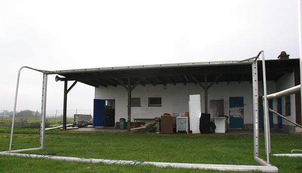 Ein letztes Relikt aus alten Zeiten: Das Fußballtor haben die Mitglieder des Petanque-Clubs umgelegt, das alte FV-Vereinsheim sanieren sie derzeit.