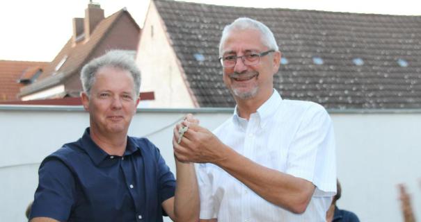 Stadtrat Friedrich Schwaab (re.) übergibt Vereinschef Heiko Hoffmann symbolisch den Schlüssel für das neue Vereinshaus.
