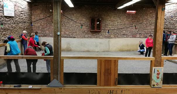 In der umgebauten Petterweiler Scheune frönten jetzt ausnahmsweise nur Frauen dem französischen Spiel Pétanque, während die Freunde, Lebensgefährten und Ehemänner für die Bewirtung mit Kuchen und Getränken sorgten. Aus ganz Hessen reisten Spielerinnen an. In der umgebauten Petterweiler Scheune frönten jetzt ausnahmsweise nur Frauen dem französischen Spiel Pétanque, während die Freunde, Lebensgefährten und Ehemänner für die Bewirtung mit Kuchen und Getränken sorgten. Aus ganz Hessen reisten Spielerinnen an.