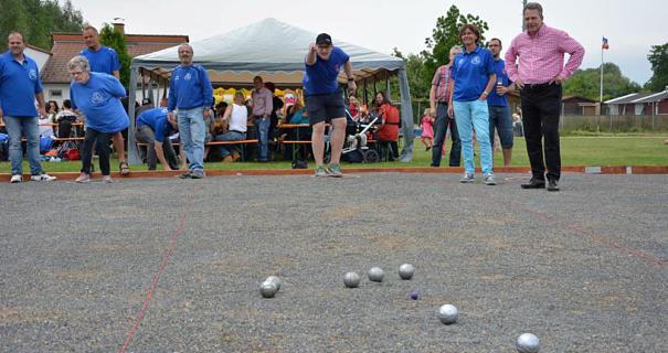 Treffsicher: Stadtverordneter und Mitglied des TV Okarben Sebastian Wollny wirft eine der ersten Kugeln auf dem neue geschaffenen Gelände des Pétanque-Clubs Petterweil. Treffsicher: Stadtverordneter und Mitglied des TV Okarben Sebastian Wollny wirft eine der ersten Kugeln auf dem neue geschaffenen Gelände des Pétanque-Clubs Petterweil.