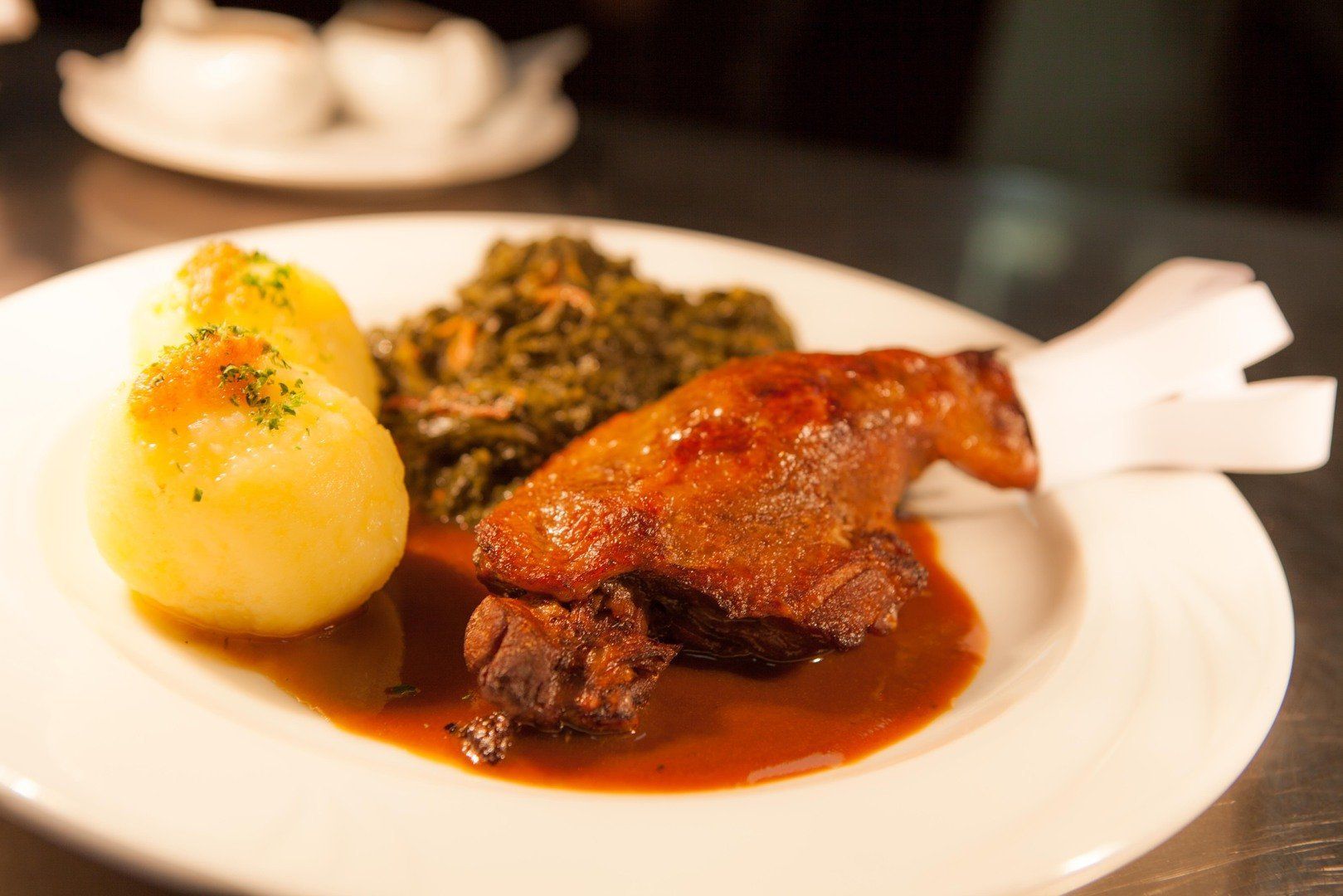 Gänsekeule mit Grünkohl und Klößen Gänsekeule mit Grünkohl und Klößen