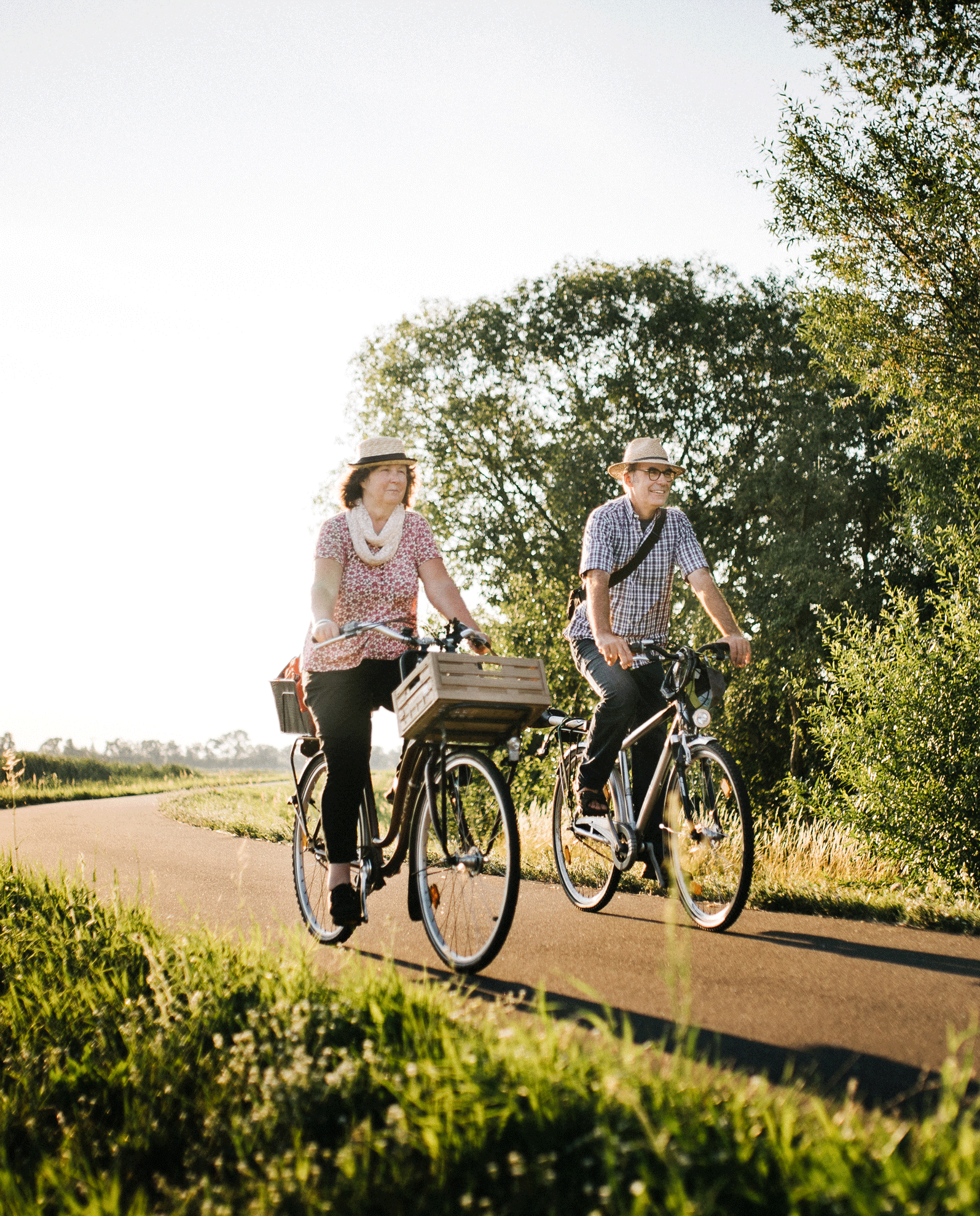 Zwei Fahrradfahrer fahren durchs Havelland