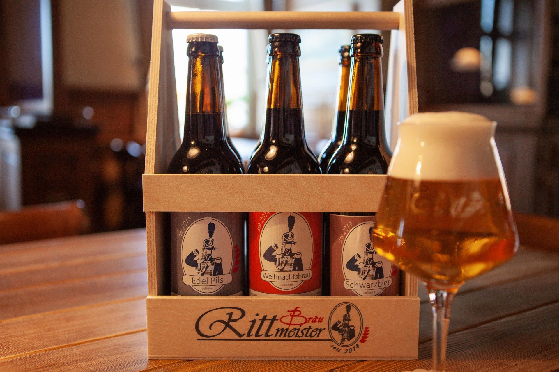 Sechs Bierflaschen in einem Holzträger