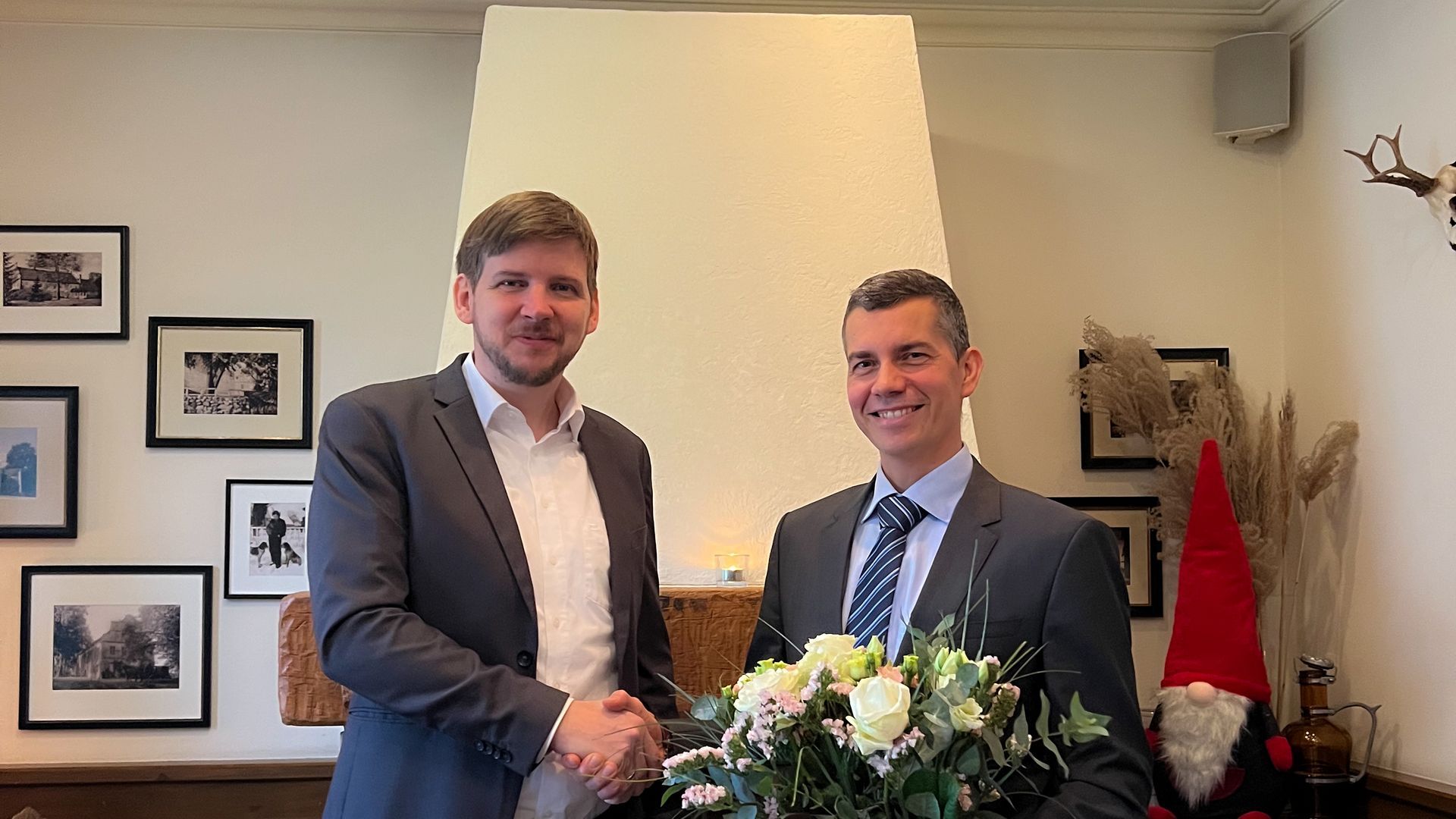 Geschäftsführer Christian Fox begrüßt den neuen Geschäftsführer Stefan Hänel im Kaminzimmer.