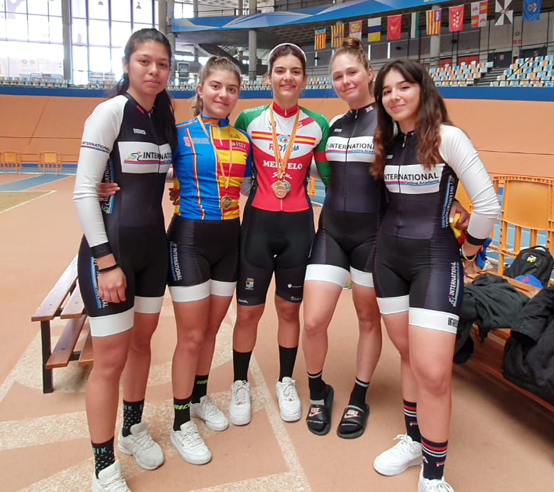Primera participación del equipo International Cycling Academy en el Campeonato Autonómico de Pista de Valencia
En su debut, las corredoras del equipo lograron un resultado sobresaliente, conquistando 5 de los 8 campeonatos autonómicos disputados, además de sumar 2 medallas de plata y 1 de bronce.
Esto significa que el equipo junior femenino estuvo presente en el podio de todas las carreras disputadas, demostrando su gran nivel y compromiso desde su primera participación.