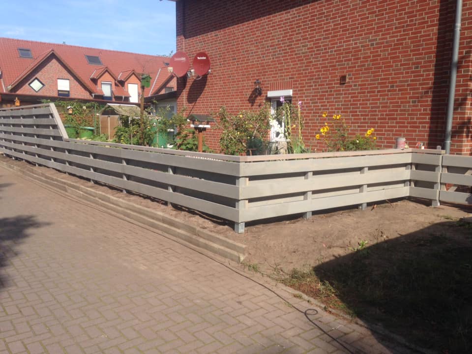 Holzzaun grau lasiert Zaun Thomas Berger Zimmerei Oldenburg