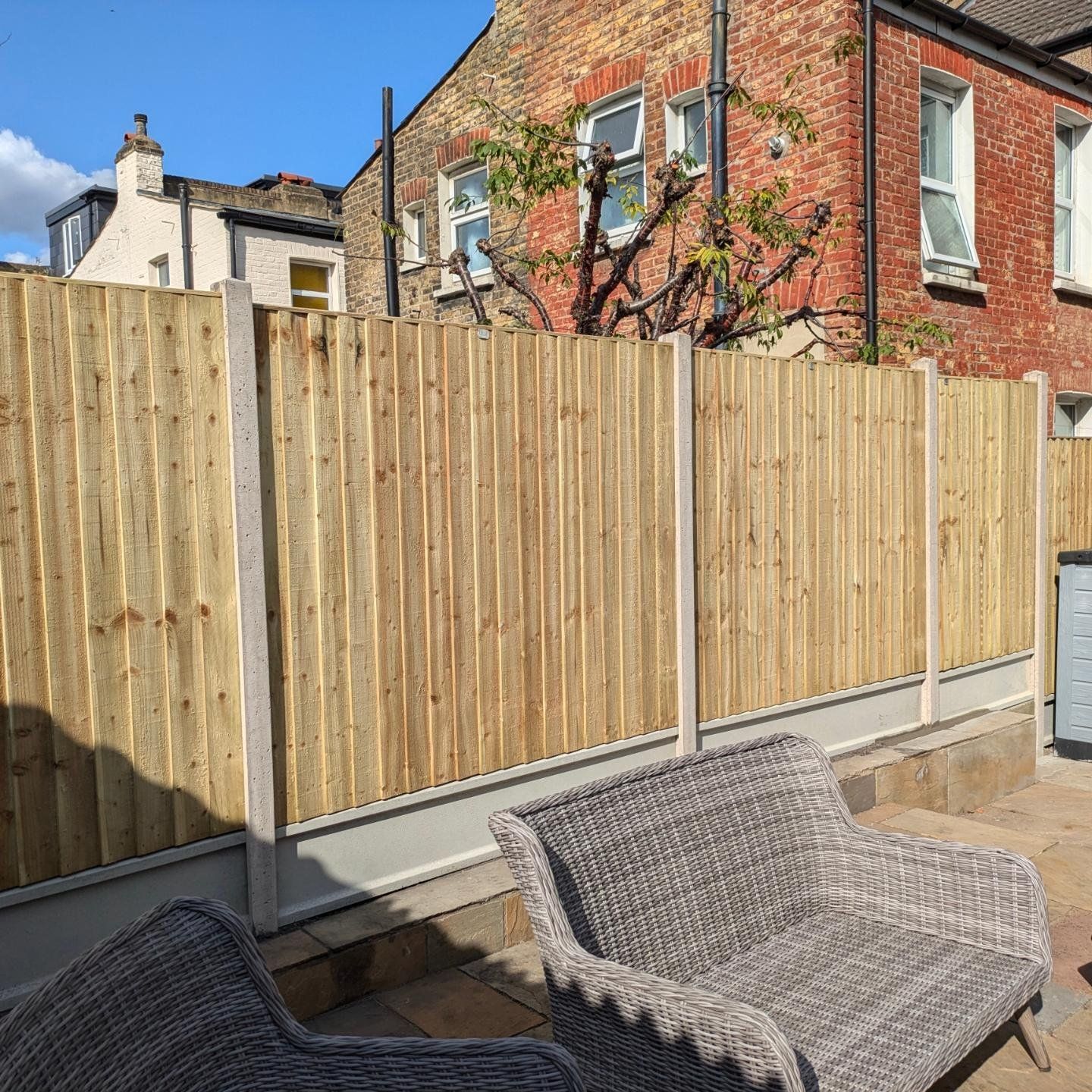 fencing company London installing garden fence