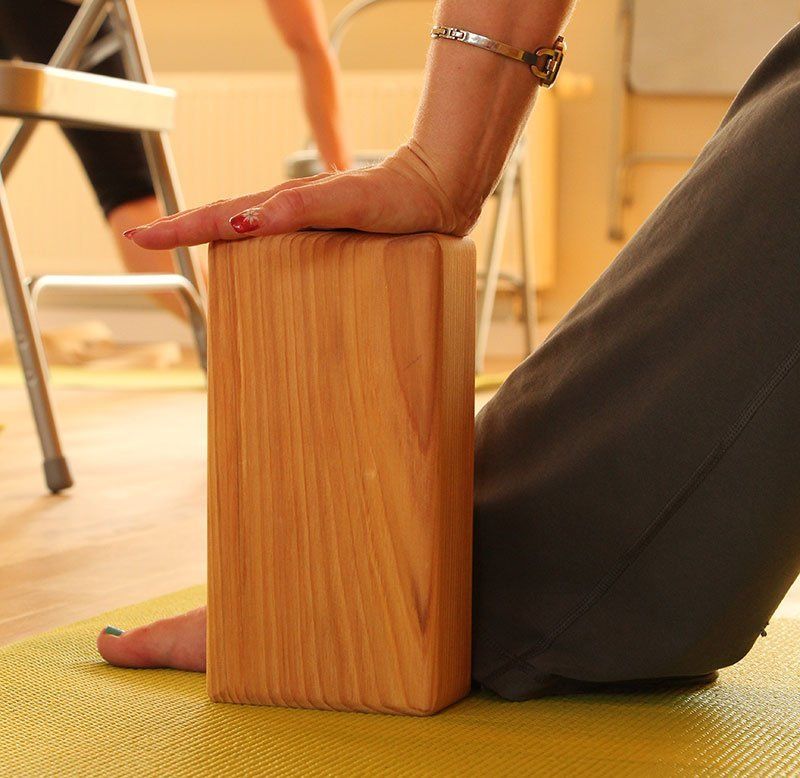 Hilfsmittel wie Klötze, Rollen, Gurte, Stühle u.v.m kommen bei uns dauernd zum Einsatz