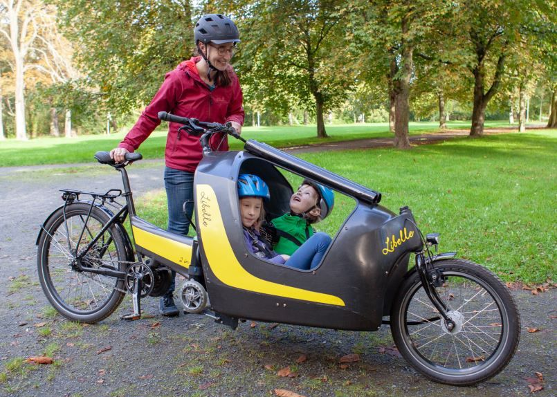Das LIBELLE-PREMIUM-Modell hat in Vollausstattung eine Reichweite bis zu 120 km. Ultraleicht, aus Carbon und teilbar Das LIBELLE-PREMIUM-Modell hat in Vollausstattung eine Reichweite bis zu 120 km. Ultraleicht, aus Carbon und teilbar. Bei lastenrad-profis.de