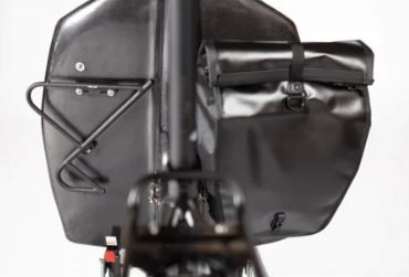 Packtaschen-Halter für die LIBELLE. Zum schnellen Umhängen vom Gepäckträger an die Box Packtaschenhalter für die Box-Rückwand bei der LIBELLE. Bei lastenrad-profis.de