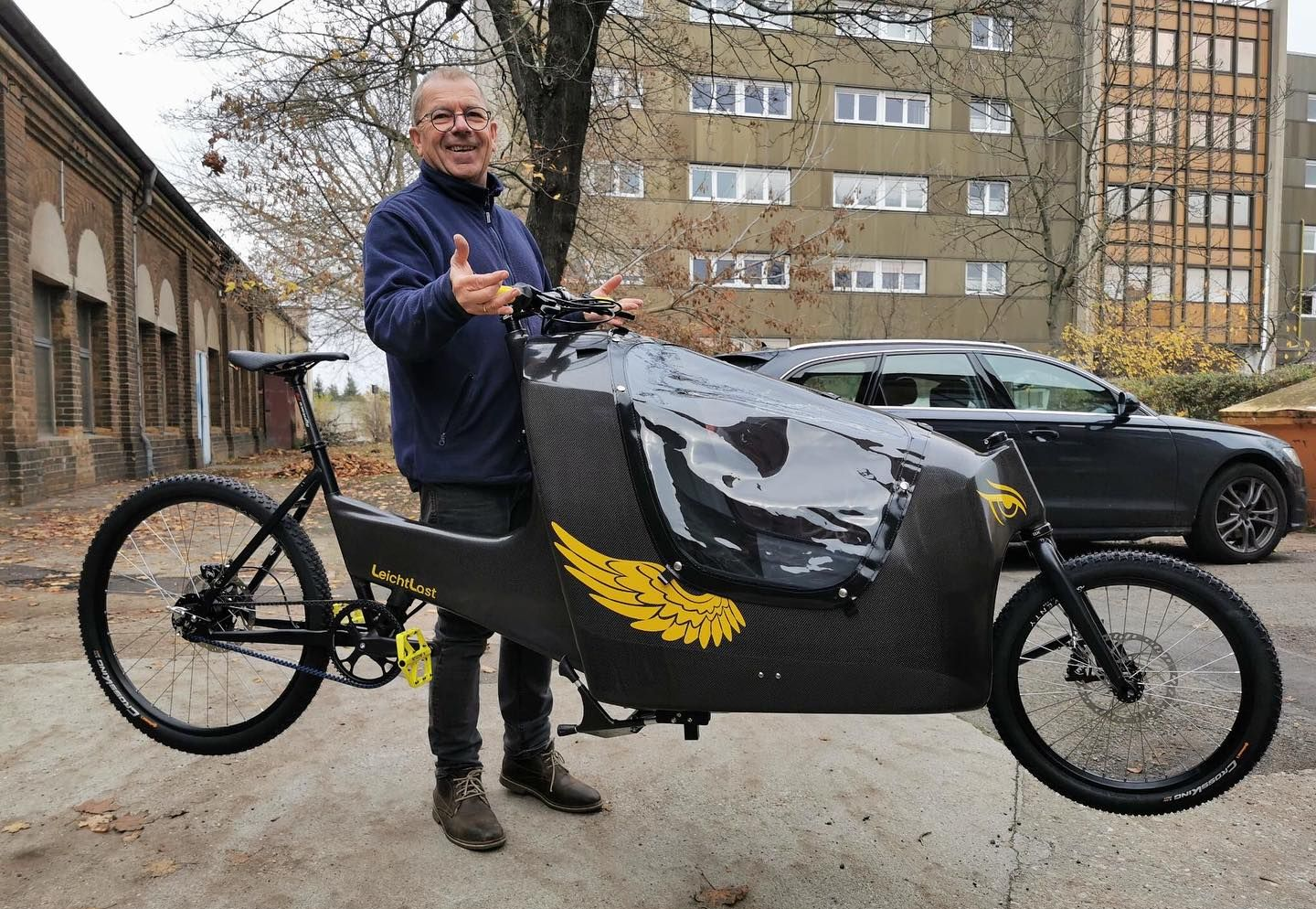 Die LIBELLE lässt sich mit zwei Händen hochheben - Ultraleicht, aus Carbon Ein LIBELLE Lastenrad lässt sich mit zwei Händen hochheben - Ultraleicht, aus Carbon gefertigt. Bei lastenrad-profis.de