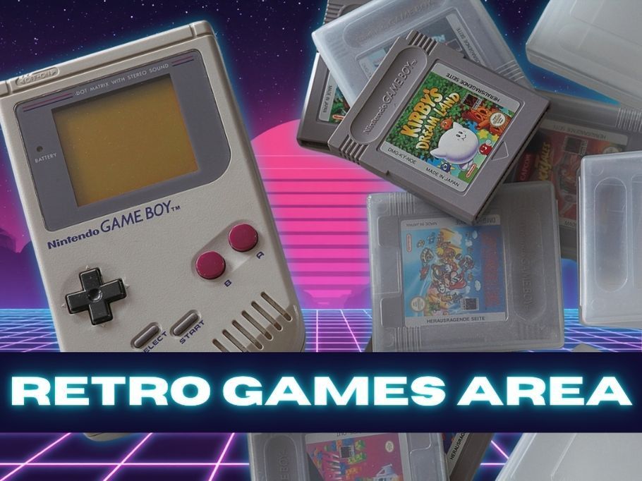 Eine klassische Retro-Konsole wie der Game Boy Classic DMG steht auf einem chaotischen Stapel originaler Spielemodule vor einem dunkelblauen Hintergrund mit pinkem Neon-Rahmen und dem Text RETRO GAMES AREA.