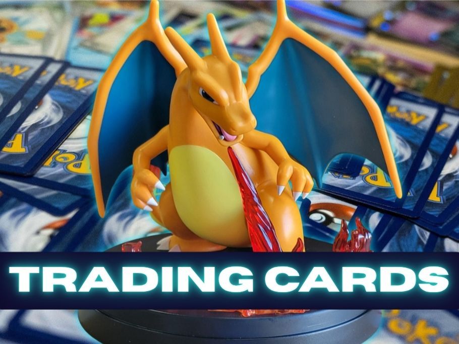 Eine detaillierte Glurak-Figur steht inmitten eines wilden Stapels von Pokémon-Sammelkarten auf dunkelblauem Hintergrund und dem Text TRADING CARDS.