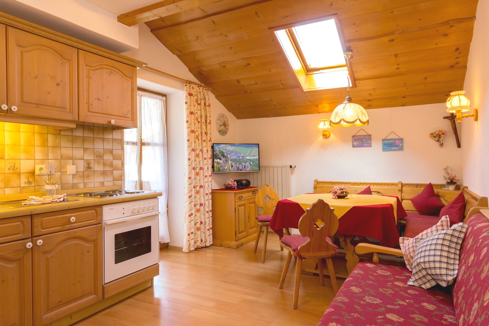 Café - Konditorei - Ferienwohnungen Hochenleitner in Oberammergau, Ferienwohnung Kofelblick Café - Konditorei - Ferienwohnungen Hochenleitner in Oberammergau, Ferienwohnung Kofelblick