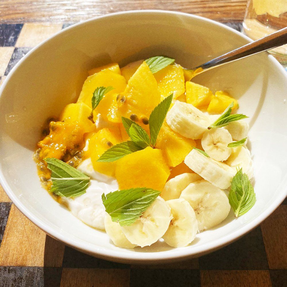 das Foto zegt eine Schüssel mit geschnittenem Obst