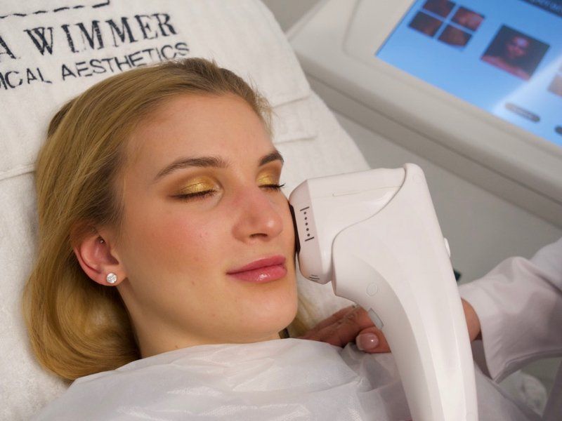 Foto einer Kundin, die eine Geräte-Haut- Behandlung durchführen lässt bei Ana Wimmer