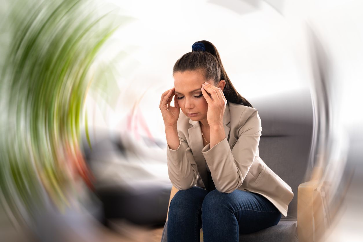 Frau in Ruhehaltung bei Schwindel - ayurvedische Selbstheilung in der Natur finden.