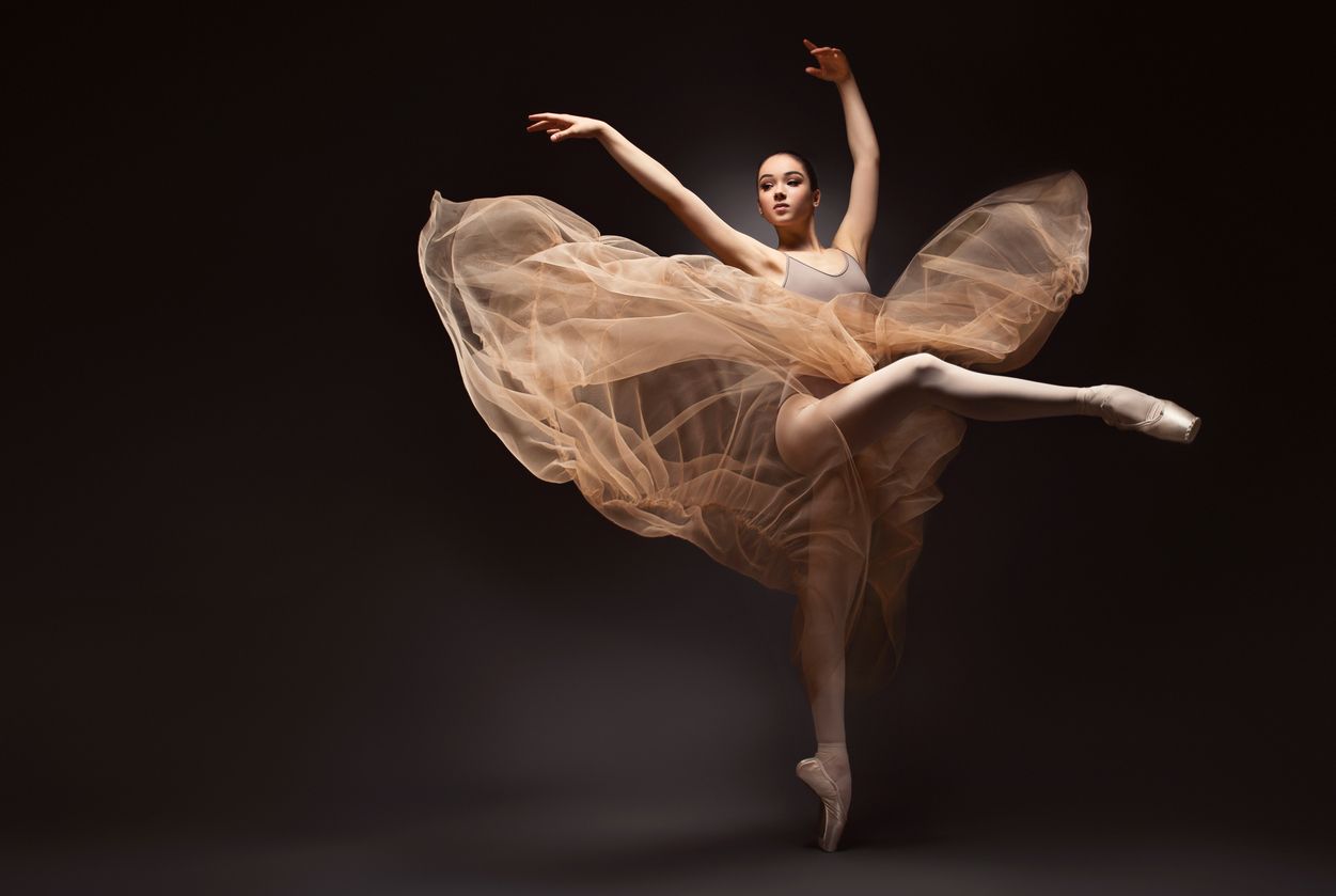 Ballettänzerin in dynamischer Bwegung als Symbol für Kraft, Stabilität und gesunde Muskulatur