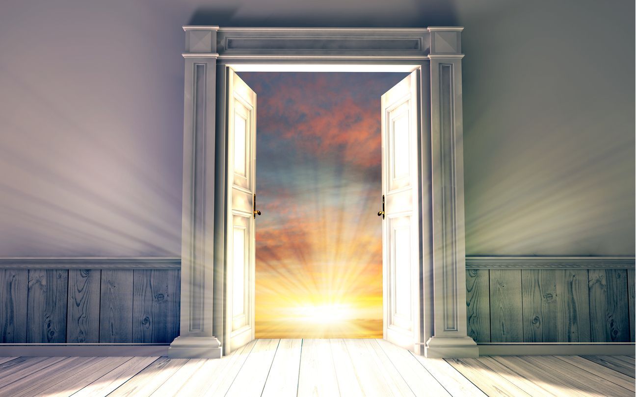 Geöffnete weiße Tür mit warmen Licht - Symbol für neue Ebenen und Wege durch homöopathische Impulse.