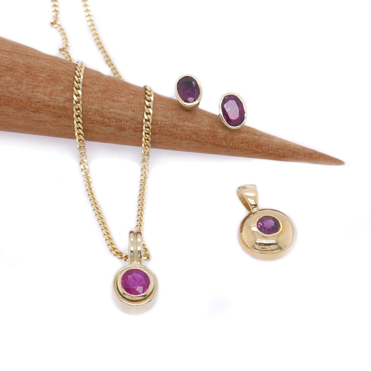 Rubin-Schmuck in Gold