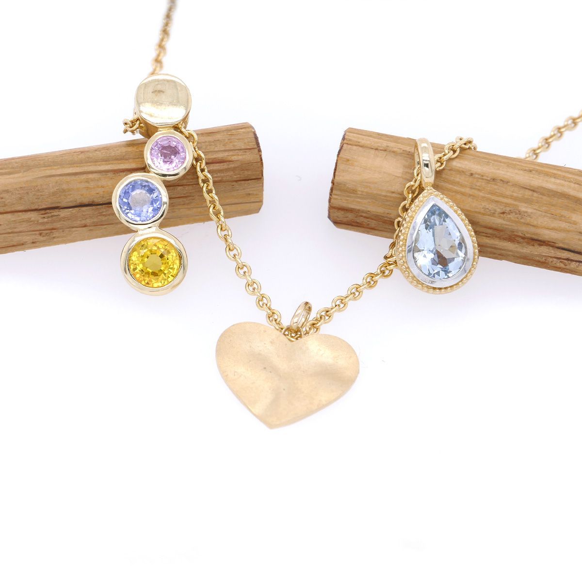 Safire und Aquamarin in Gold-Anhängern