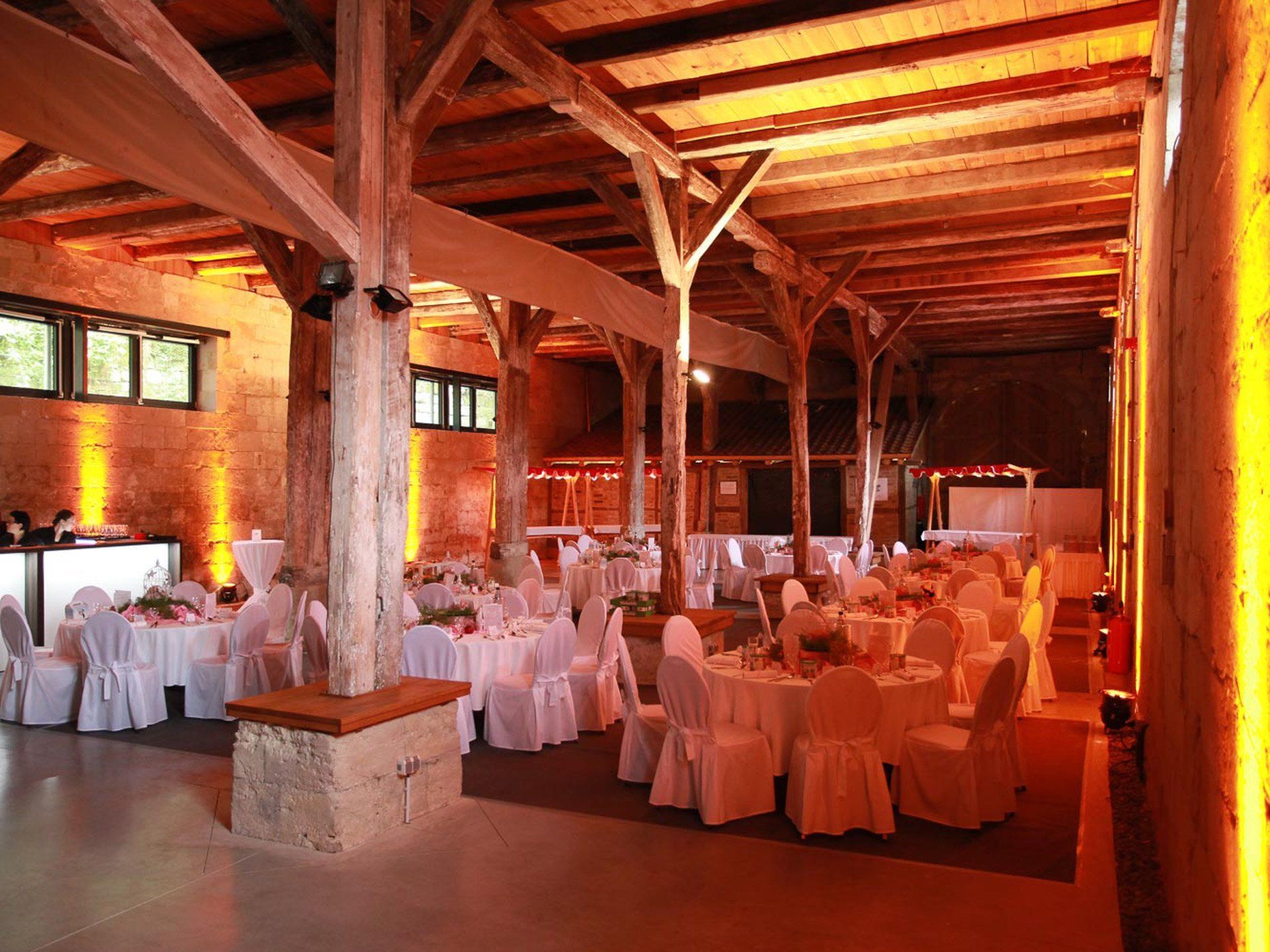 Die Hotelzimmer erreichen Sie über den gemütlichen Innenhof Innenhof Landhotel