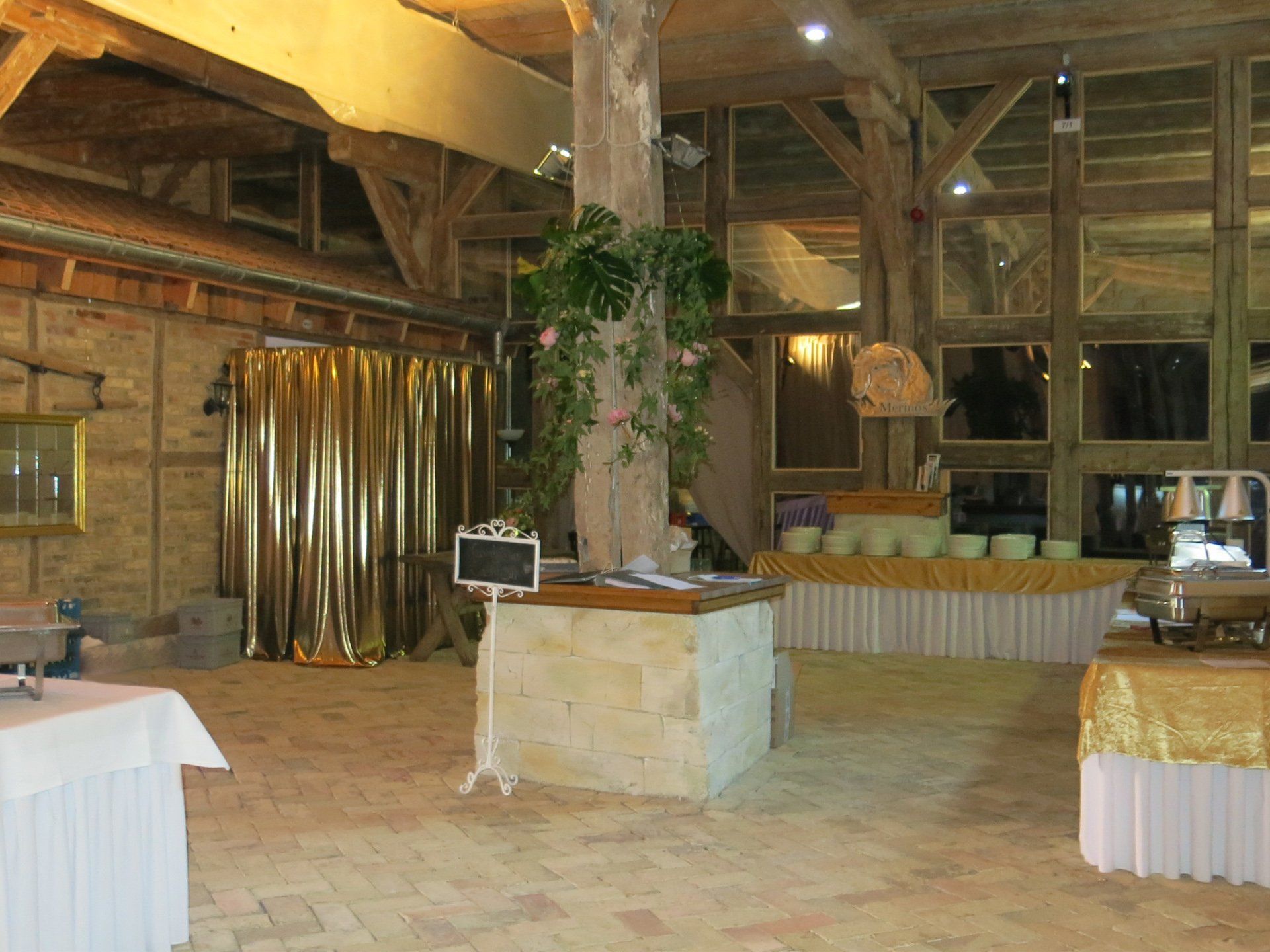 Die Hotelzimmer erreichen Sie über den gemütlichen Innenhof Innenhof Landhotel