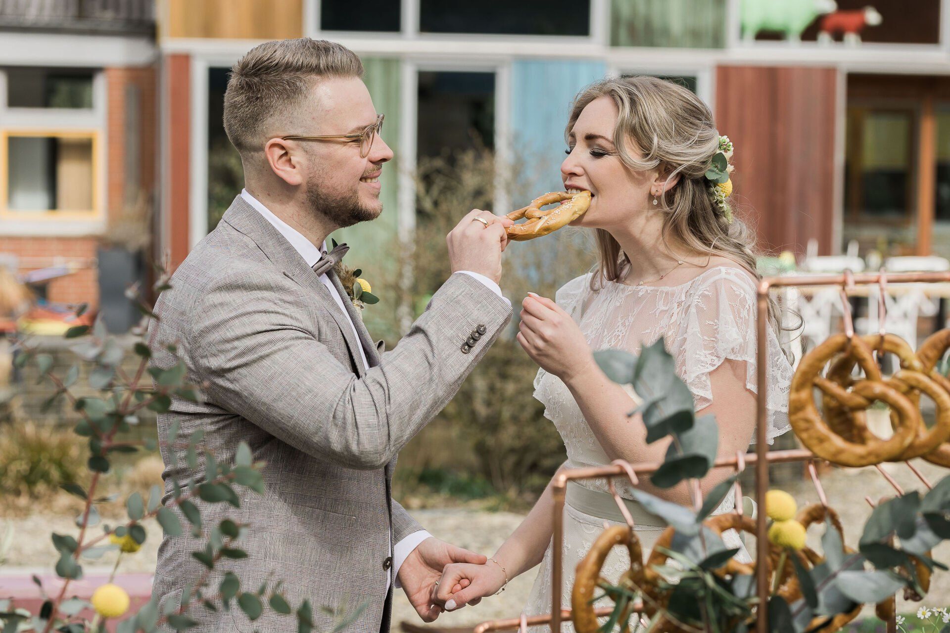 Krauses-Stimme Sonja Krause Traurednerin und Freie Rednerin Osnabrück Niedersachsen Nordrhein-Westfalen für Freie Trauungen Ehejubiläum und Freie Taufen - Brezelpaar und Brautpaar