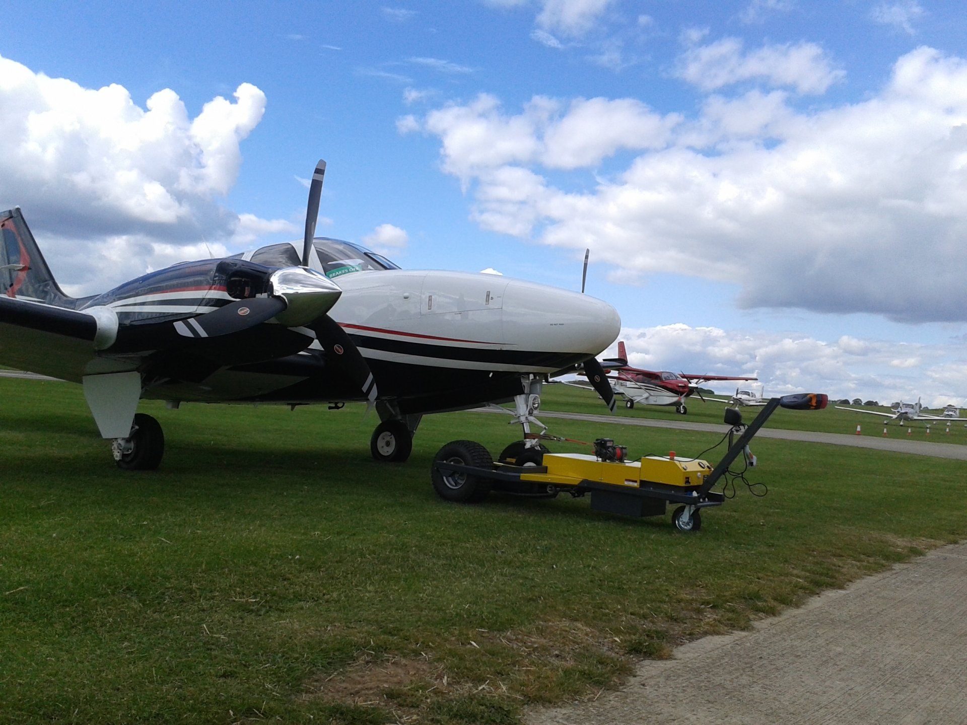 FLT 52 EW mit einer Piper Seneca