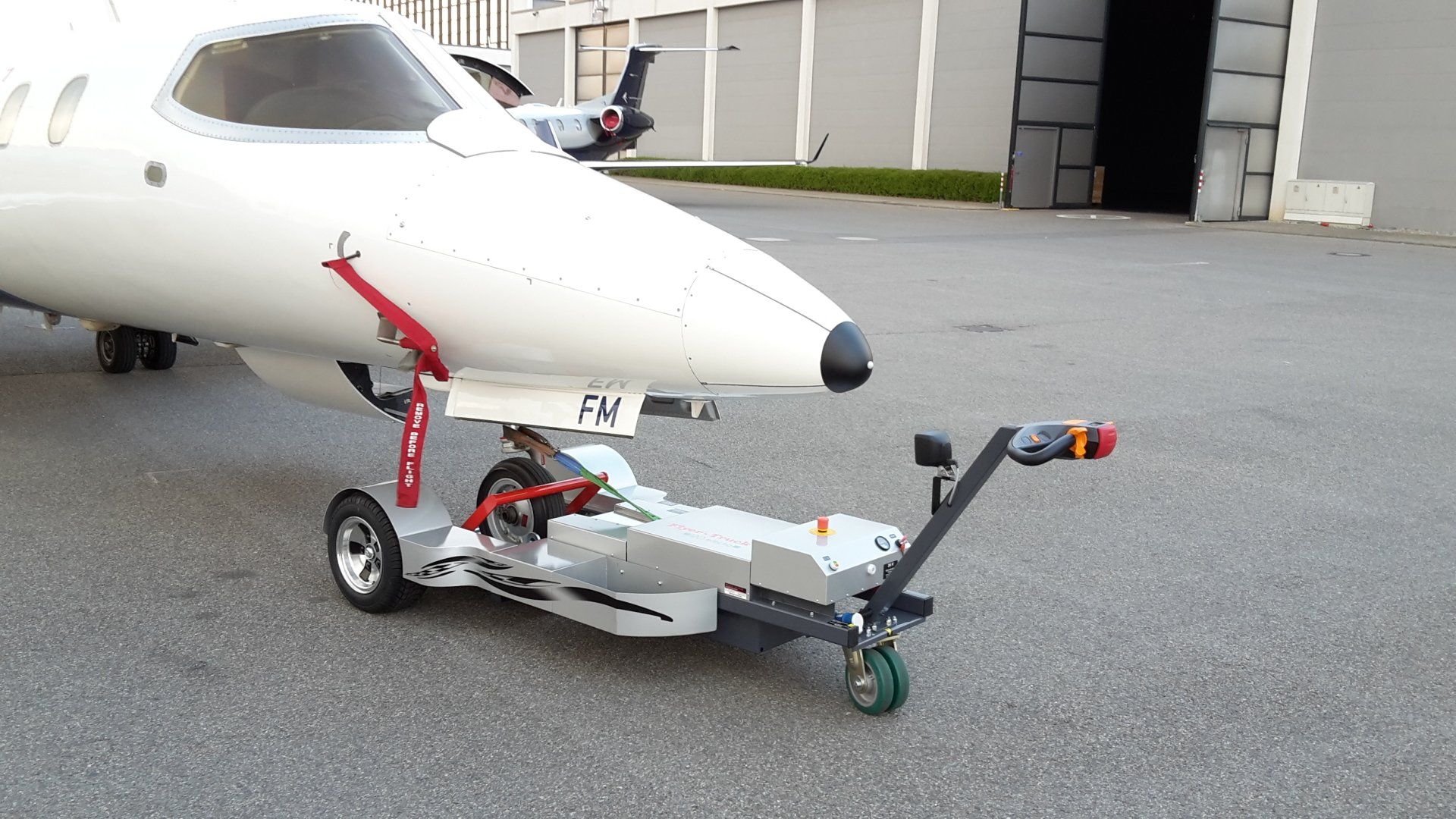 FLT 120 electro mit einem Learjet