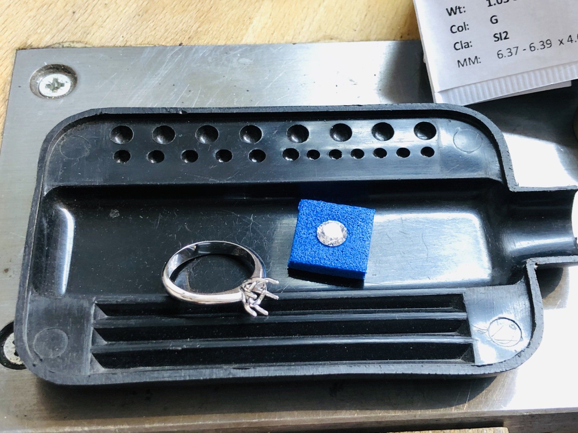 In unserem Atelier Verlobungsring in der Enstehung