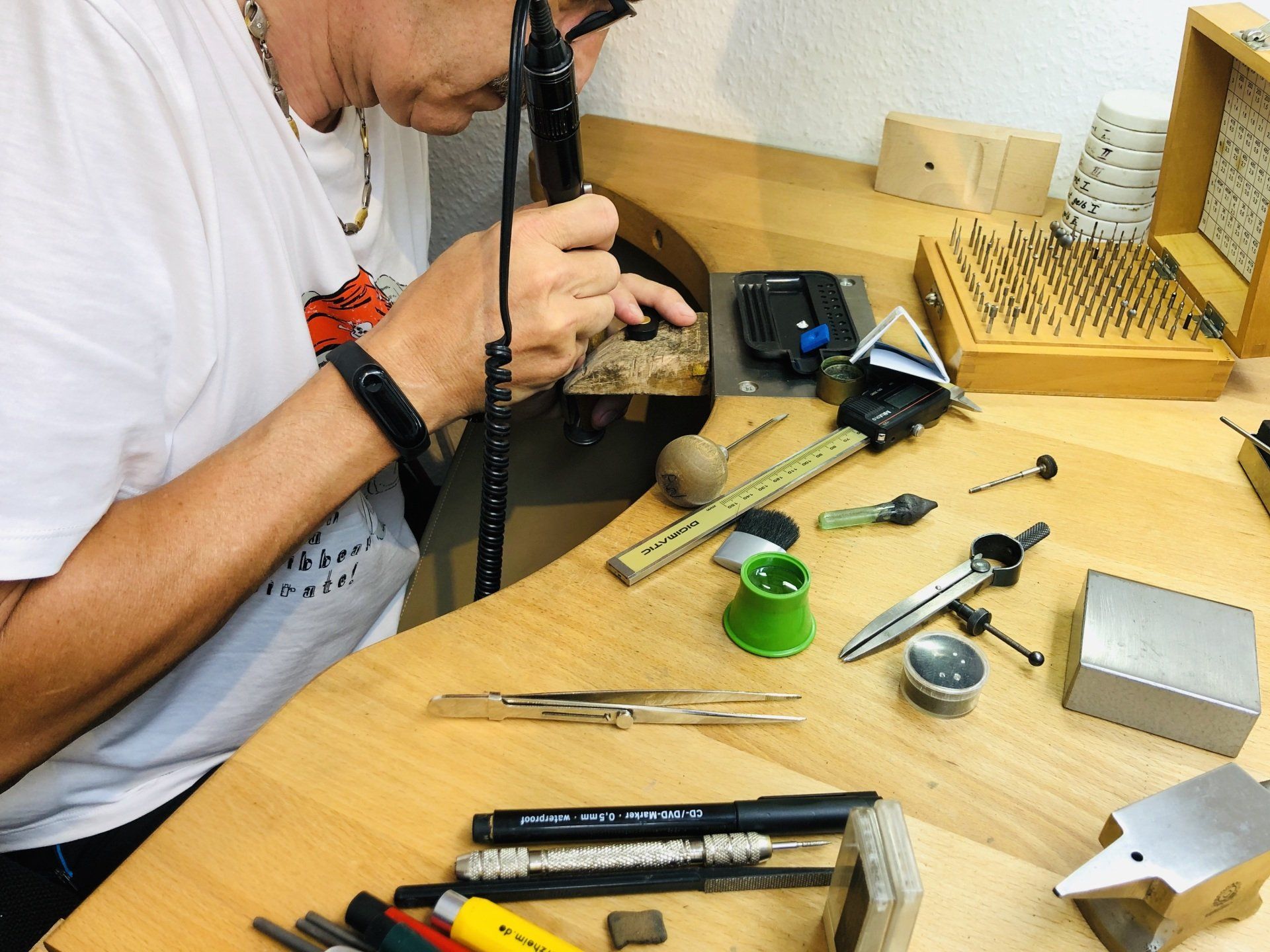 Bei der Arbeit Goldschmiedemeister Andreas Wurster