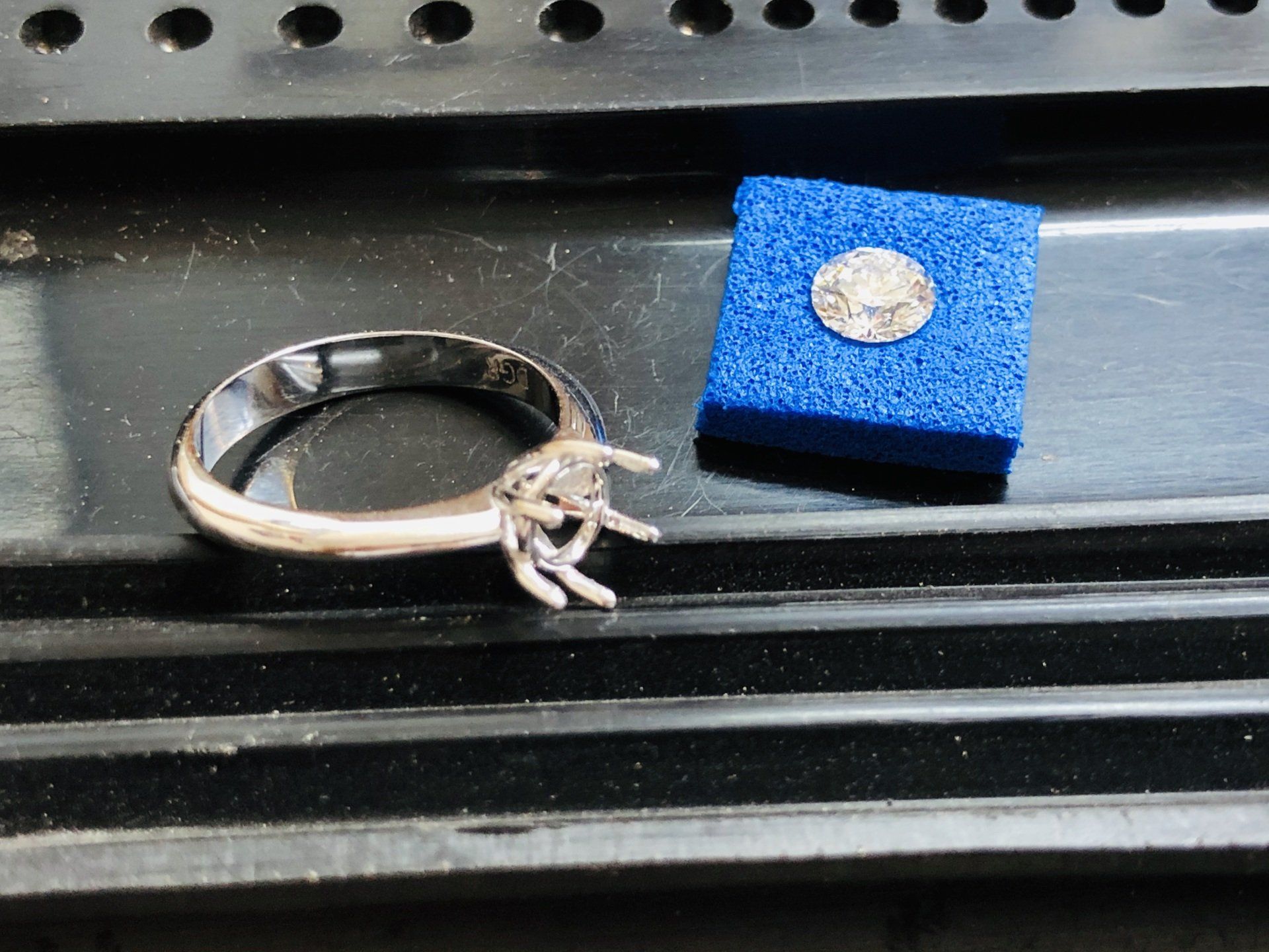 In unserem Atelier Verlobungsring aus 750/000 Weißgold