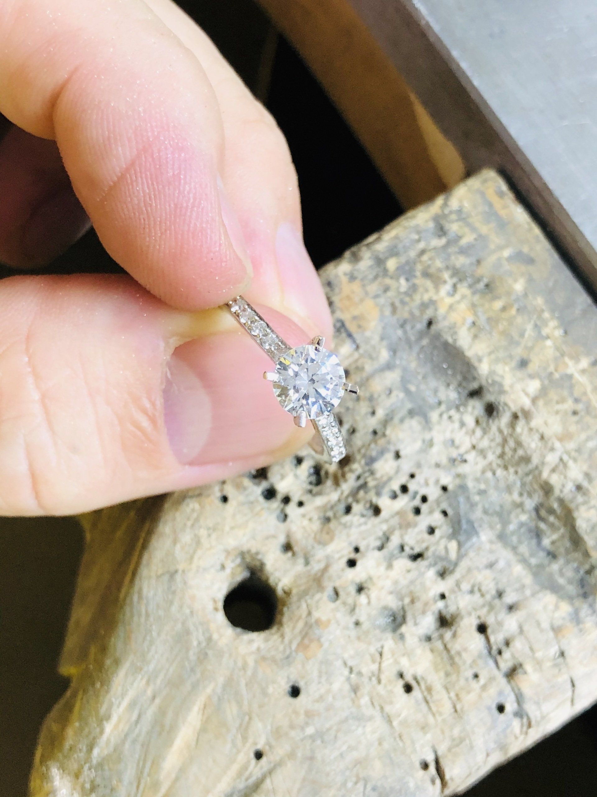 Diesen Klassiker kann man je nach Qualität und Material bereits ab 6.999€ realisieren, jedoch auch in höchster Qualtätsstufe leicht auf 20.000€ treiben Verlobungsring mit vollausgefasster Ringschiene aus 950/000 Platin