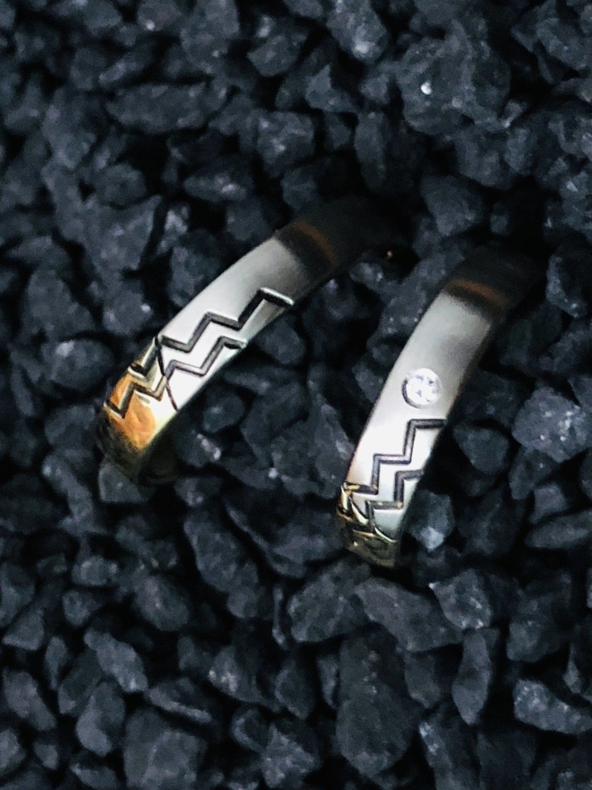 Sylisches Trauringpaar Trauringpaar aus Gelb/Weißgold mit schwarzer Einlage und Brillant 0,02ct TW/Si