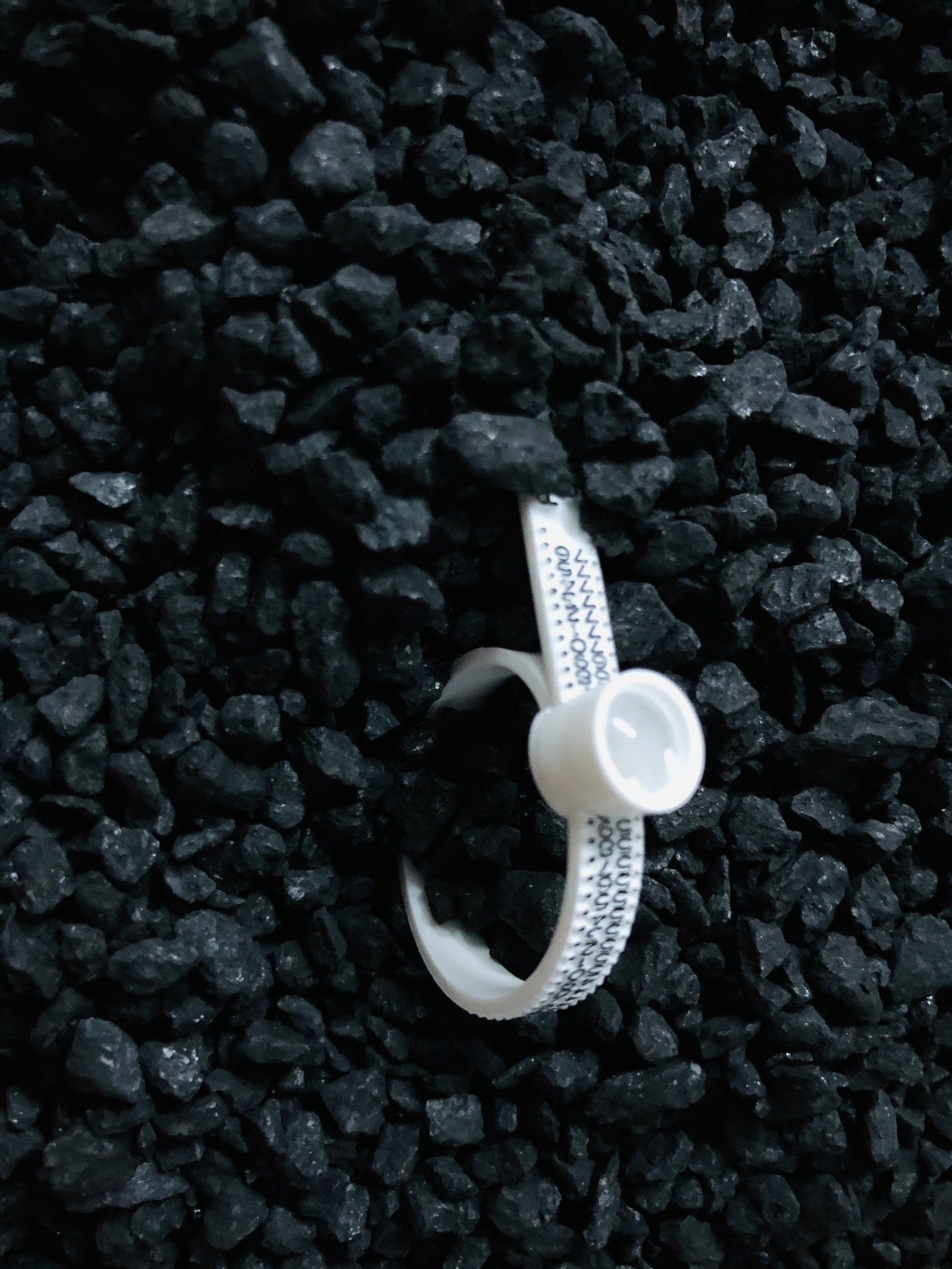 Der RingSizer ermöglicht ein leichtes messen Ihrer Ringgröße RingSizer ermöglicht Ihnen das einfache Messen Ihres Fingers