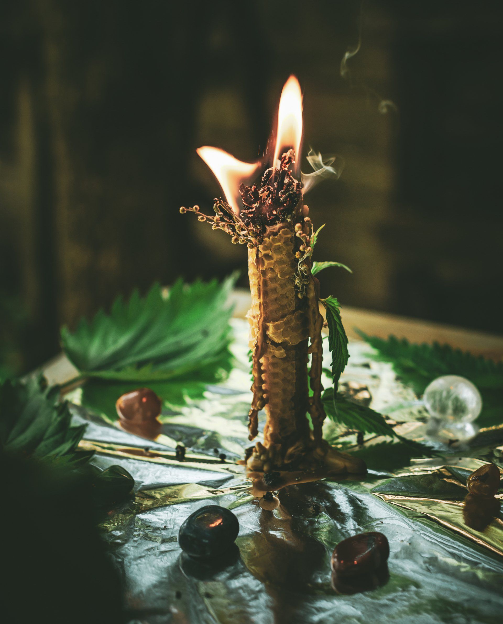 Bienenwachs Ritualkerze brennend