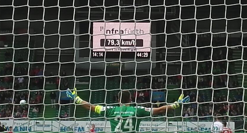 Werbung auf Video-Wall im Ronhof in Fürth bei Fußballspiel für Geschwindigkeits-Messung