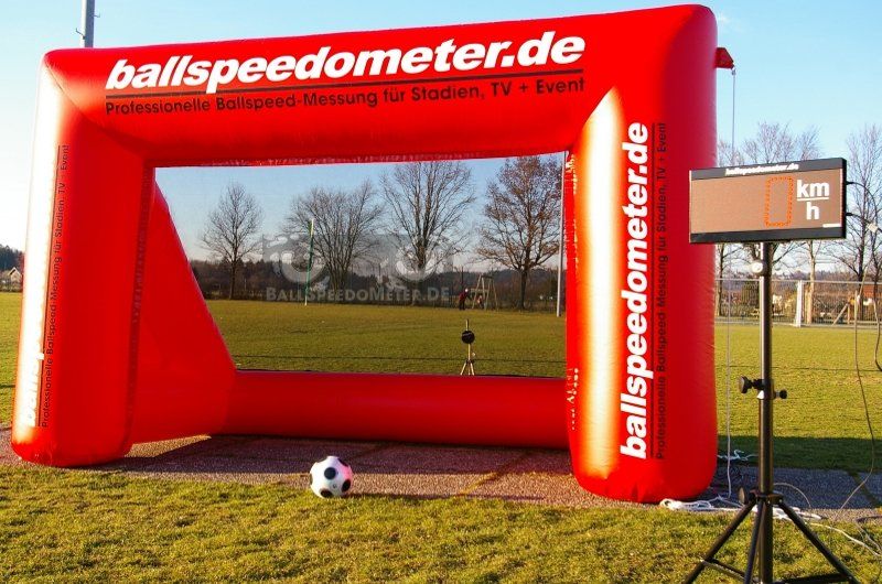 Aufblastor rot mit Geschwindigkeits-Mess-Anlage und Ball auf Sportplatz