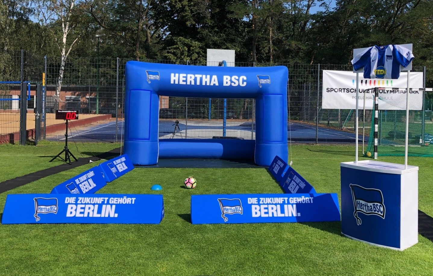 Aufblas-Tor in Blau für Herta BSC Berlin von BallSpeedoMeter.de zur Schussgeschwindigkeitsmessung auf Events, Firmenevents, Messen oder sonstigen Veranstaltungen