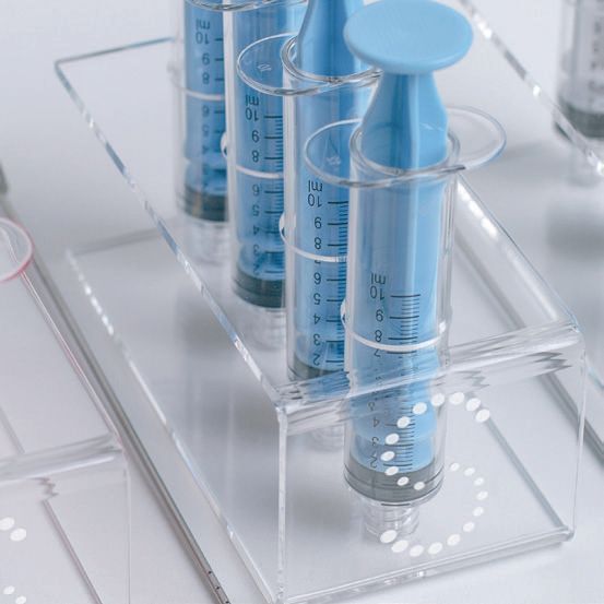 SEFFILLER Halter für Spritzen Halter für Spritzen mit entnommenem Eigenfett – Teil des SEFFILLER-Kits.